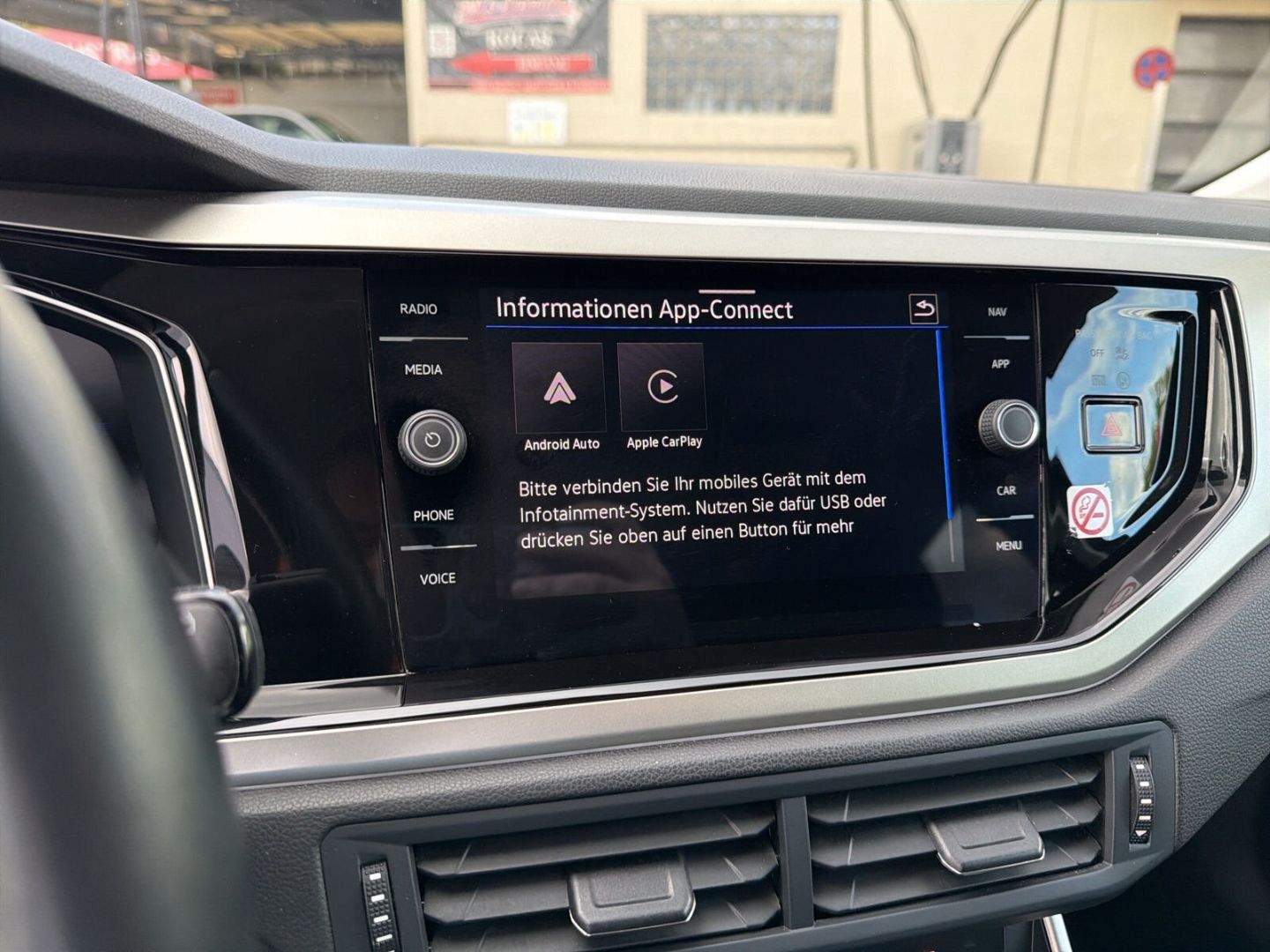 Fahrzeug 19 Fahrzeugabbildung Volkswagen Polo 1.0 Move Navi Clima LED DAB PDC Tempomat - mit KI generiert/bearbeitet