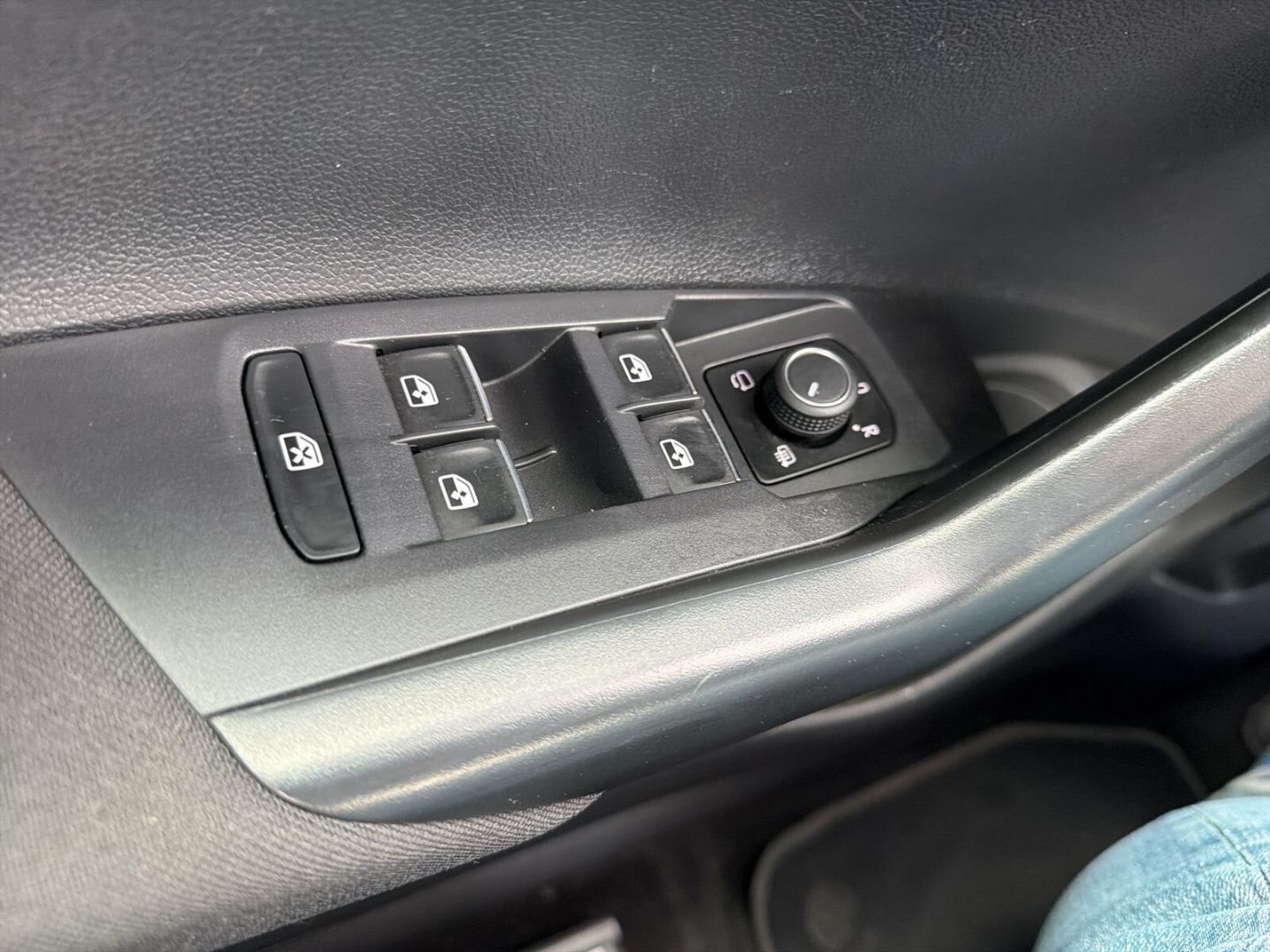 Fahrzeug 20 Fahrzeugabbildung Volkswagen Polo 1.0 Move Navi Clima LED DAB PDC Tempomat - mit KI generiert/bearbeitet