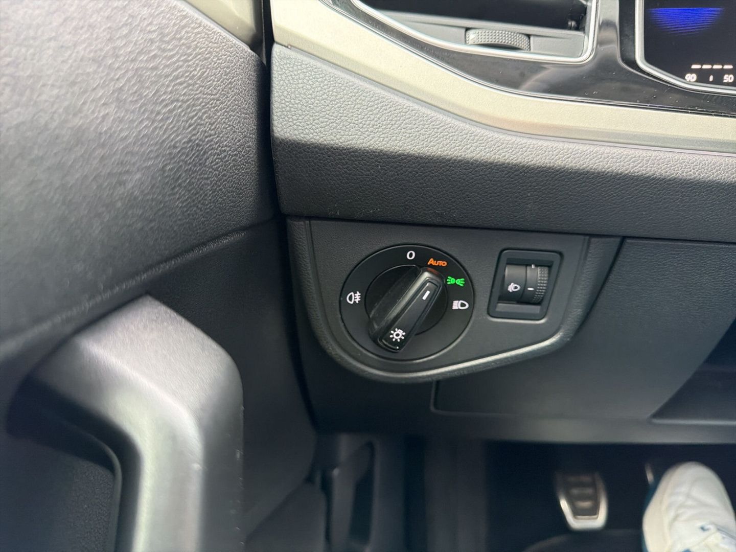 Fahrzeug 21 Fahrzeugabbildung Volkswagen Polo 1.0 Move Navi Clima LED DAB PDC Tempomat - mit KI generiert/bearbeitet