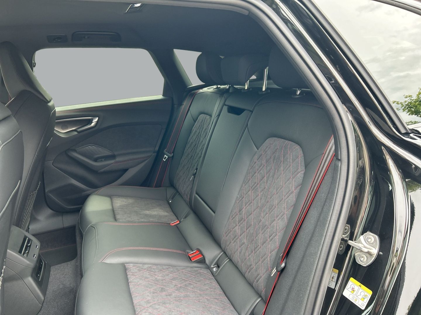 Fahrzeug 12 Fahrzeugabbildung Audi A5 AVANT E-HYBRID 220 kW+LED+AHK+TECHPRO+KAMERA