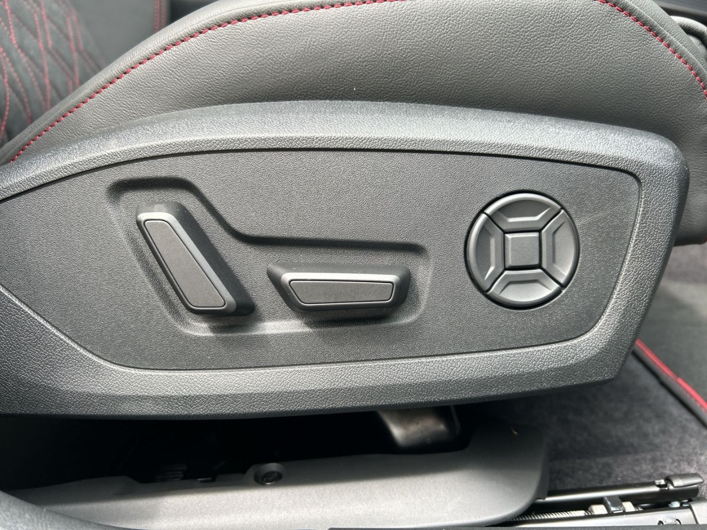 Fahrzeug 21 Fahrzeugabbildung Audi A5 AVANT E-HYBRID 220 kW+LED+AHK+TECHPRO+KAMERA
