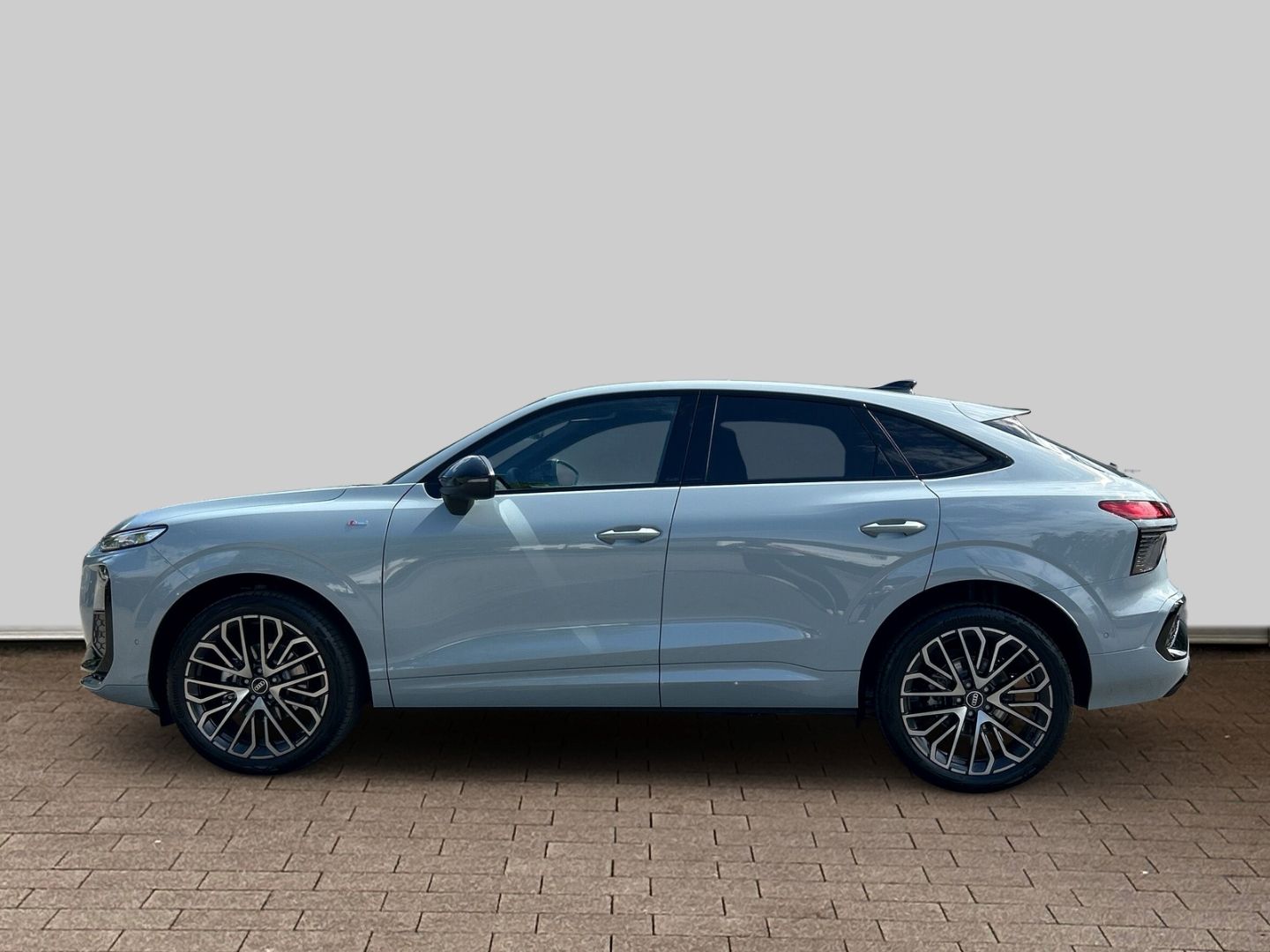 Fahrzeug 6 Fahrzeugabbildung Audi Q3 SPORTBACK TFSI 110 kW+LED+AHK+HUD+PDC+SPORTSI