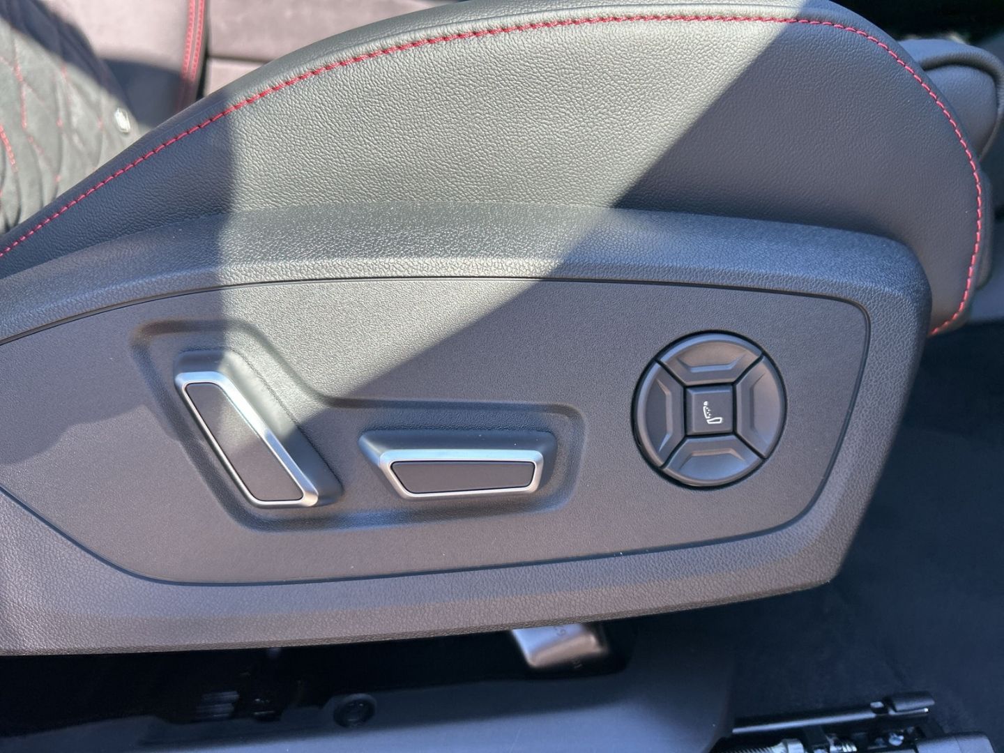 Fahrzeug 22 Fahrzeugabbildung Audi Q6 e-tron SUV PERFORMANCE+LED+PANO+HUD+TECHP+AHK