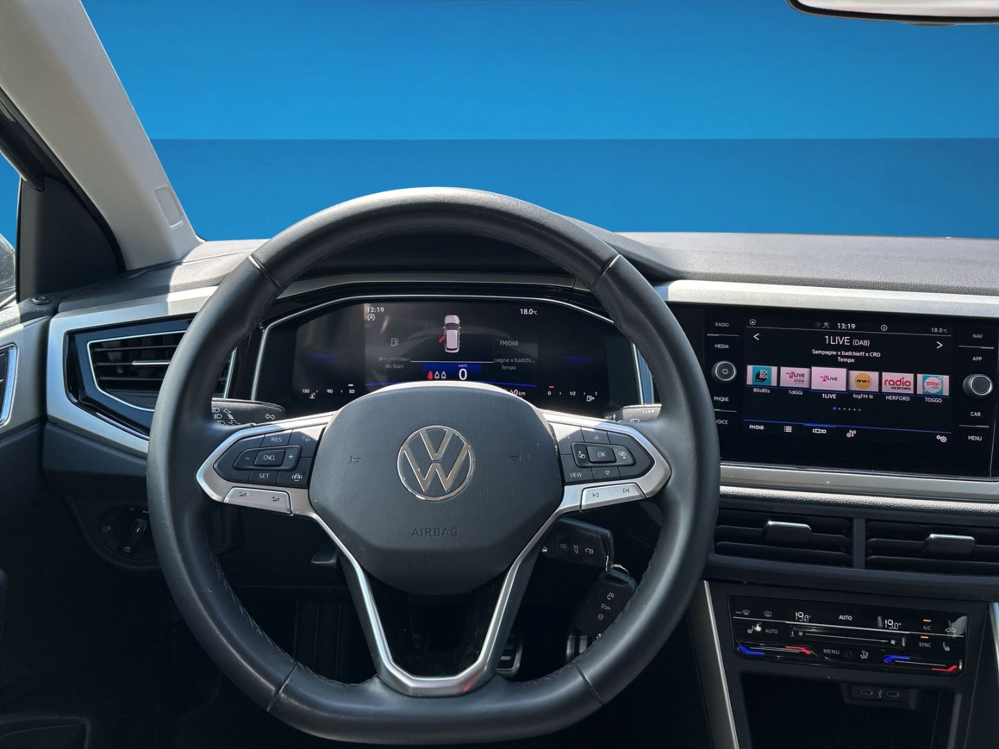 Fahrzeug 13 Fahrzeugabbildung Volkswagen Taigo 1.0 TSI Move Navi Digitales Cockpit LED Ap - mit KI generiert/bearbeitet