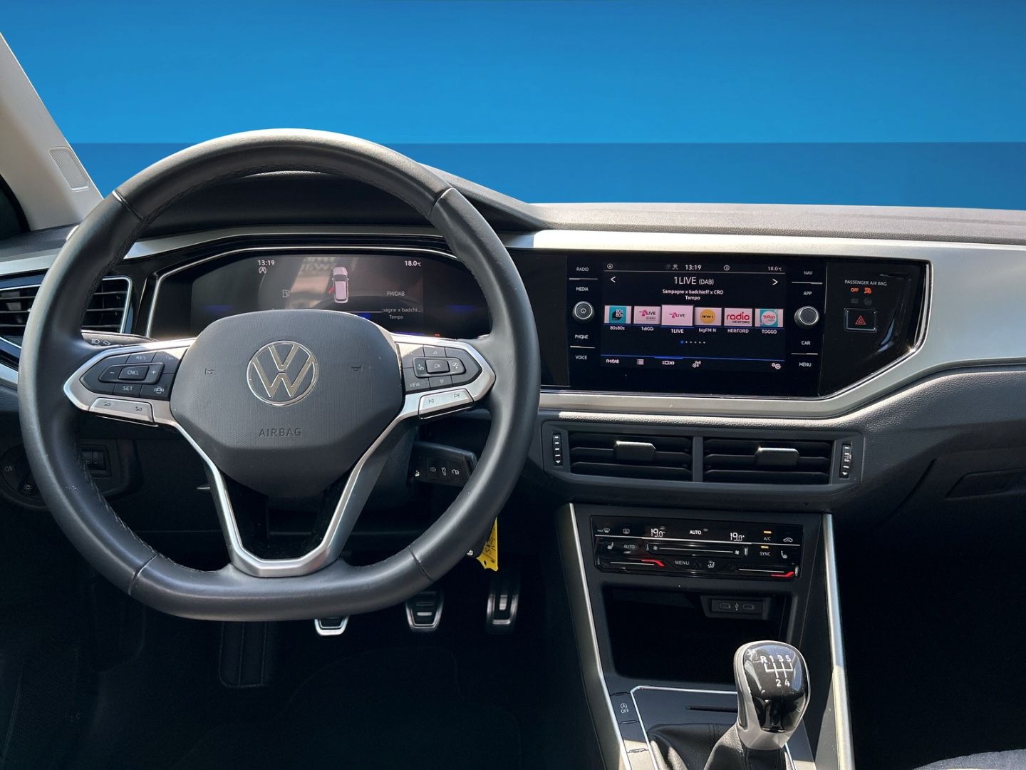 Fahrzeug 14 Fahrzeugabbildung Volkswagen Taigo 1.0 TSI Move Navi Digitales Cockpit LED Ap - mit KI generiert/bearbeitet