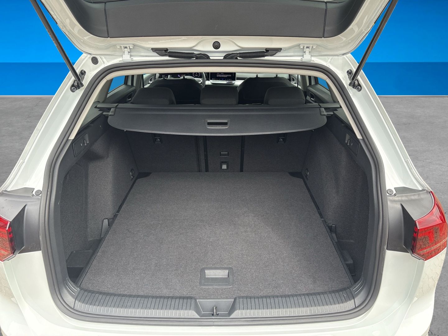 Fahrzeug 11 Fahrzeugabbildung Volkswagen Golf Variant 8 1.5 eTSI Life DSG CARPLAY ALLWETT