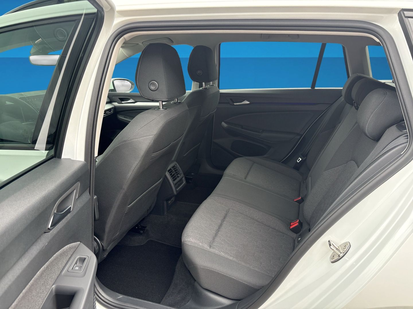 Fahrzeug 15 Fahrzeugabbildung Volkswagen Golf Variant 8 1.5 eTSI Life DSG CARPLAY ALLWETT