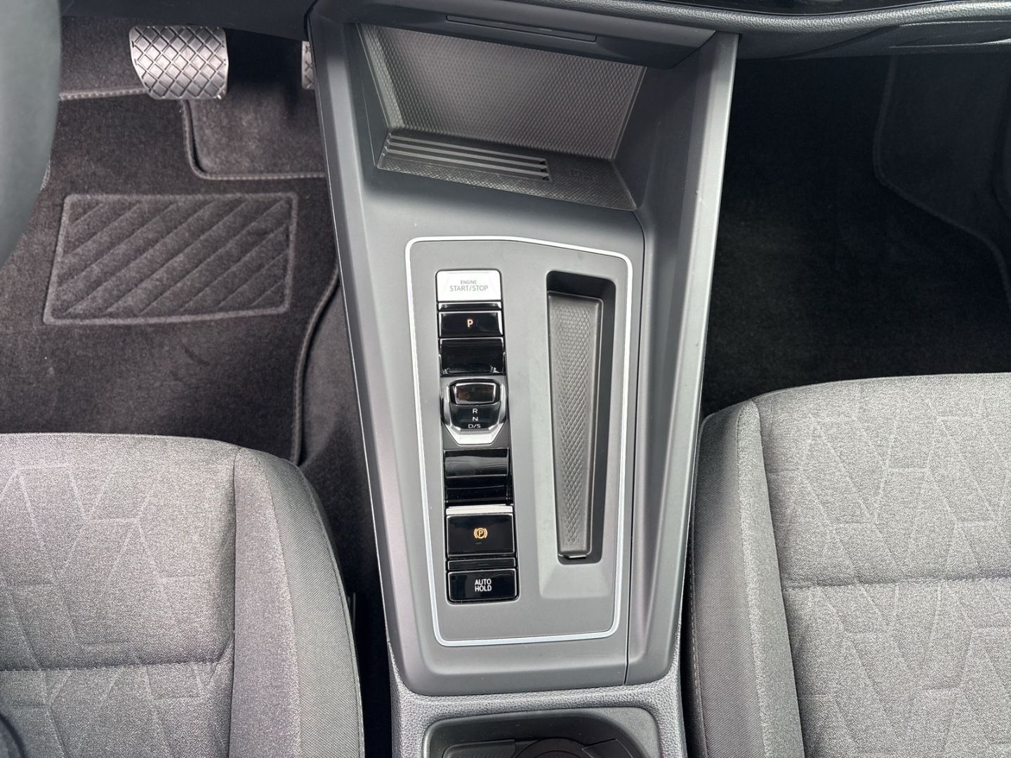 Fahrzeug 19 Fahrzeugabbildung Volkswagen Golf Variant 8 1.5 eTSI Life DSG CARPLAY ALLWETT