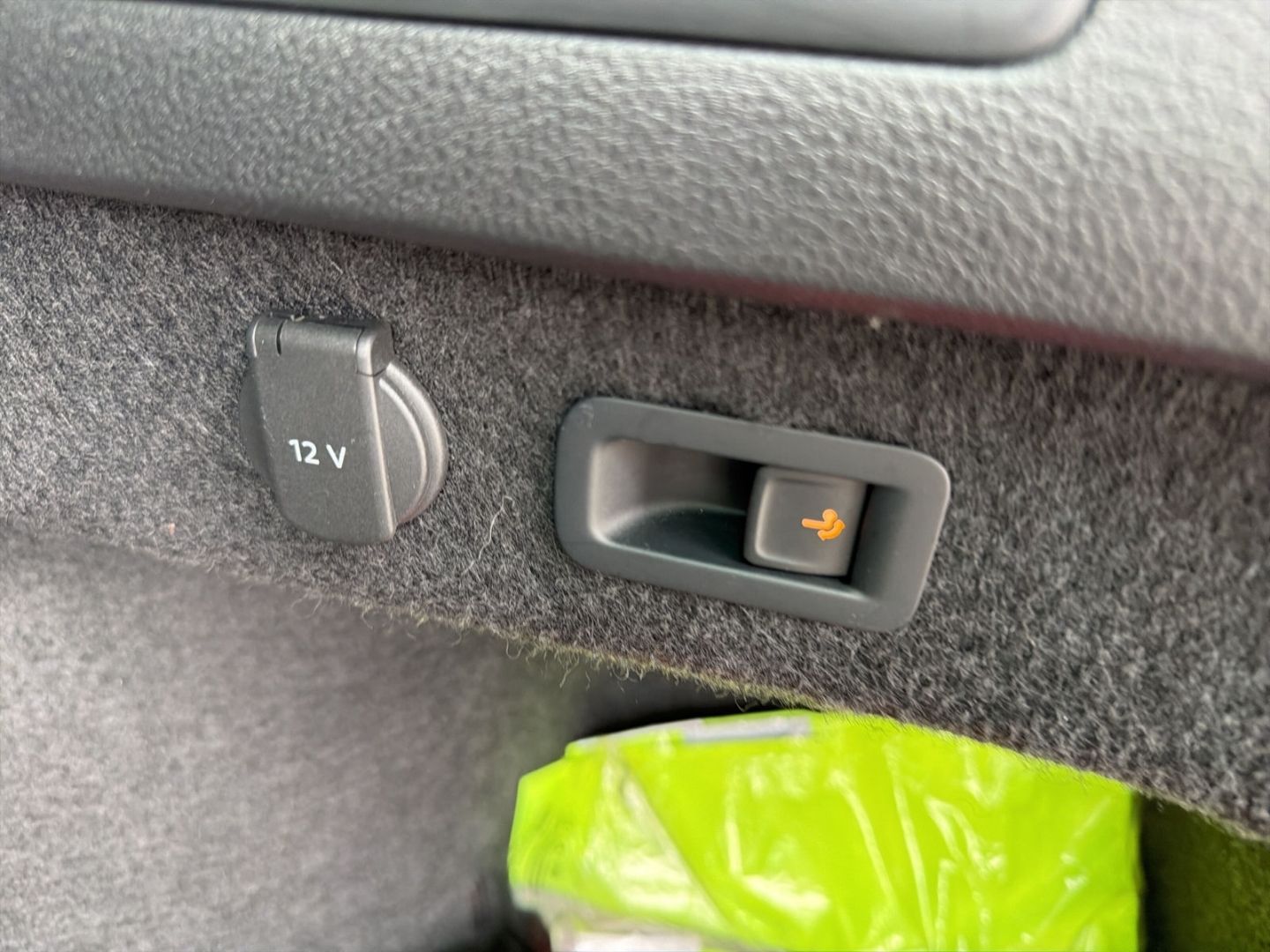 Fahrzeug 17 Fahrzeugabbildung Volkswagen Passat 1.5 TSI Business Climatic ACC LED Keyless