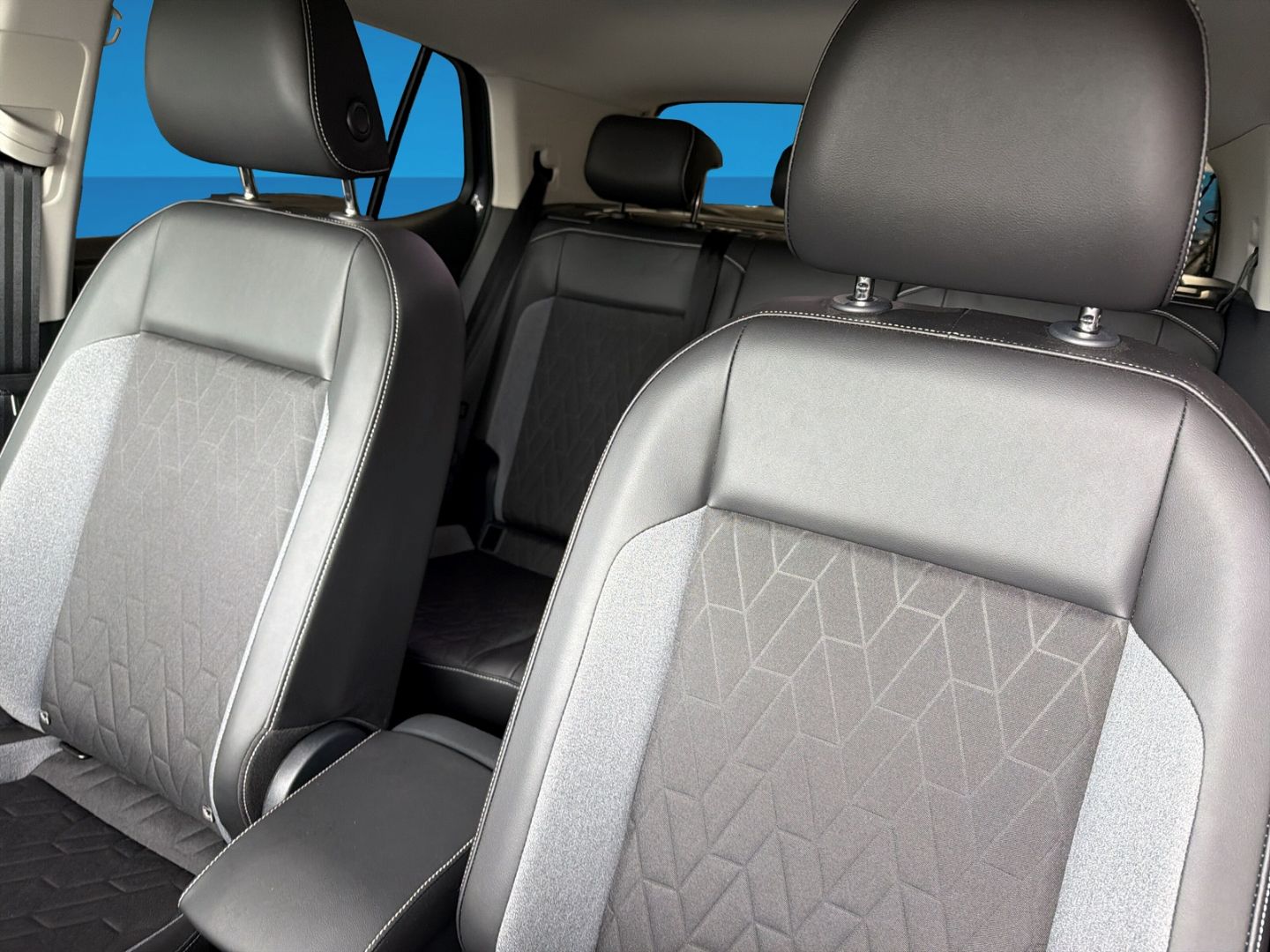 Fahrzeug 15 Fahrzeugabbildung Volkswagen T-Cross 1.0 TSI Goal Rear View LED Climatronic
