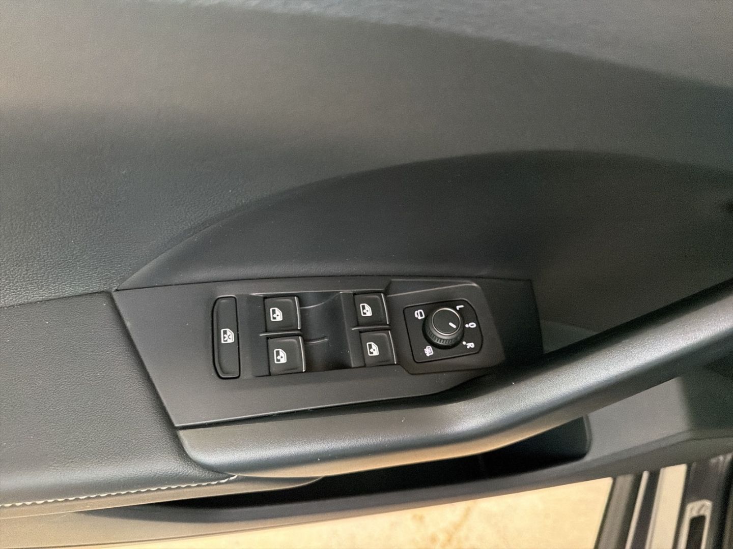 Fahrzeug 16 Fahrzeugabbildung Volkswagen T-Cross 1.0 TSI Goal Rear View LED Climatronic