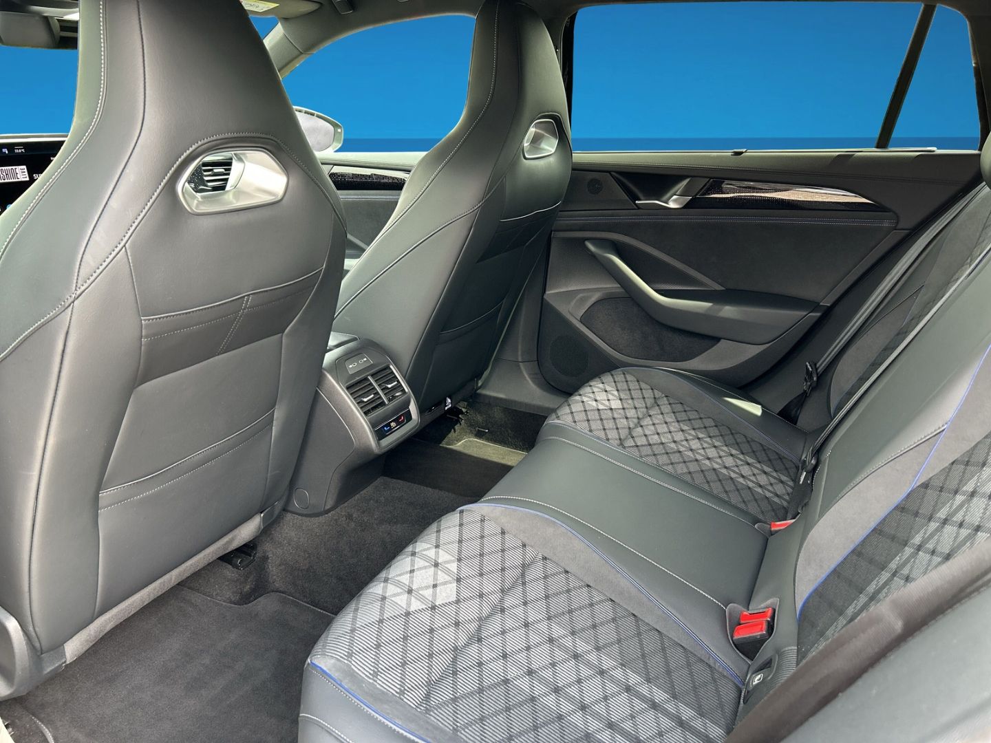 Fahrzeug 14 Fahrzeugabbildung Volkswagen Passat 2.0 TDI 110 kW R-line Sportpaket Navi Dig - mit KI generiert/bearbeitet