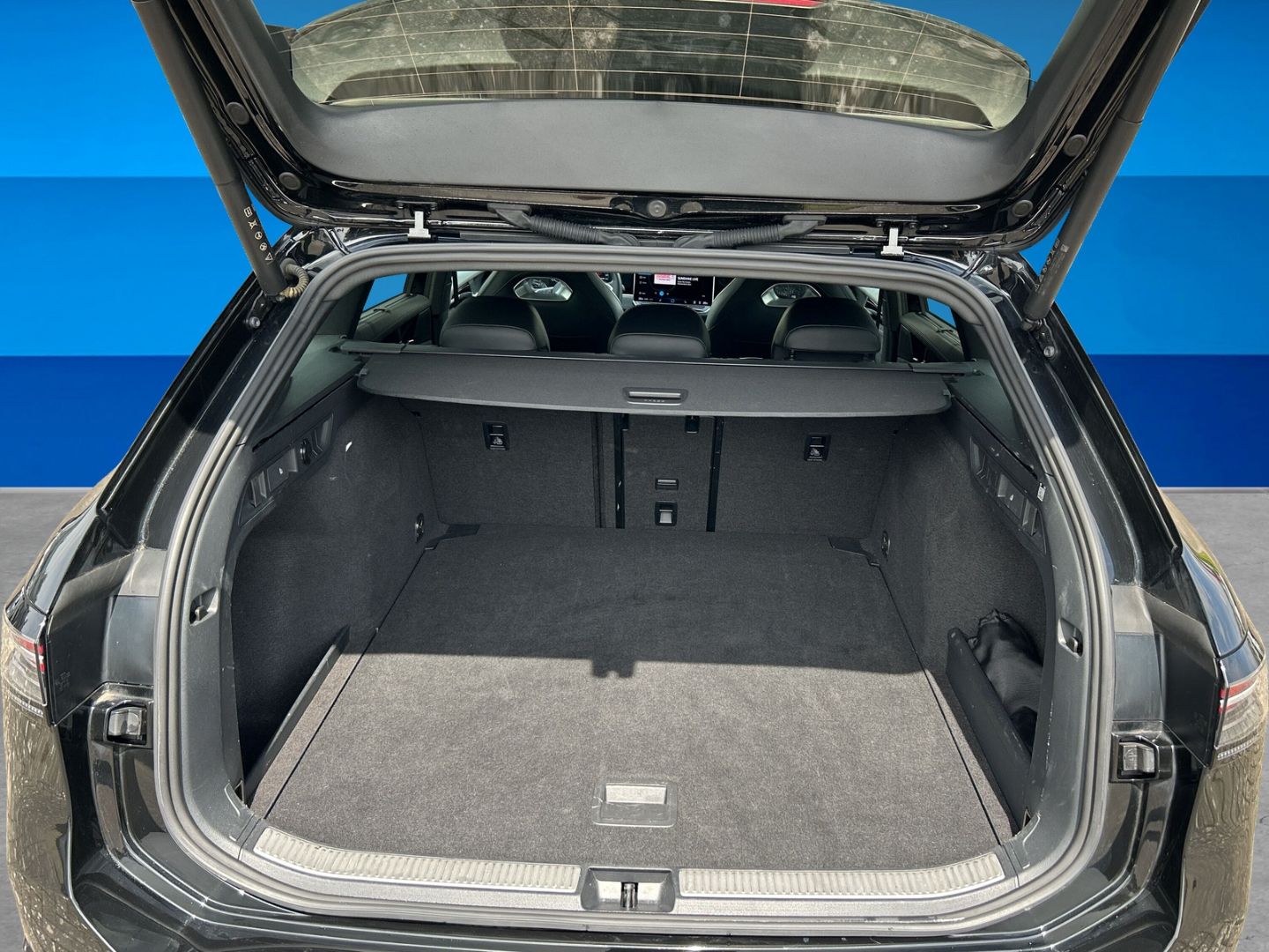 Fahrzeug 10 Fahrzeugabbildung Volkswagen Passat 2.0 TDI 110 kW R-line Sportpaket Navi Dig - mit KI generiert/bearbeitet