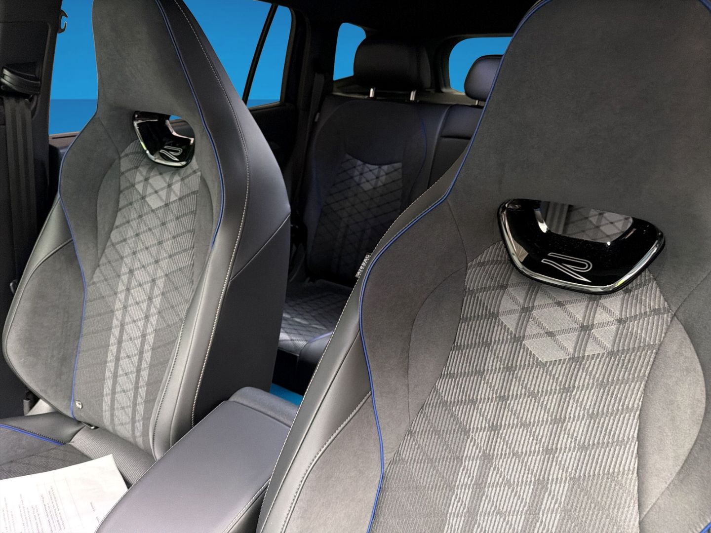 Fahrzeug 15 Fahrzeugabbildung Volkswagen Tayron R-Line 2,0l TDI MATRIX LAUNCH AHK BLACK S
