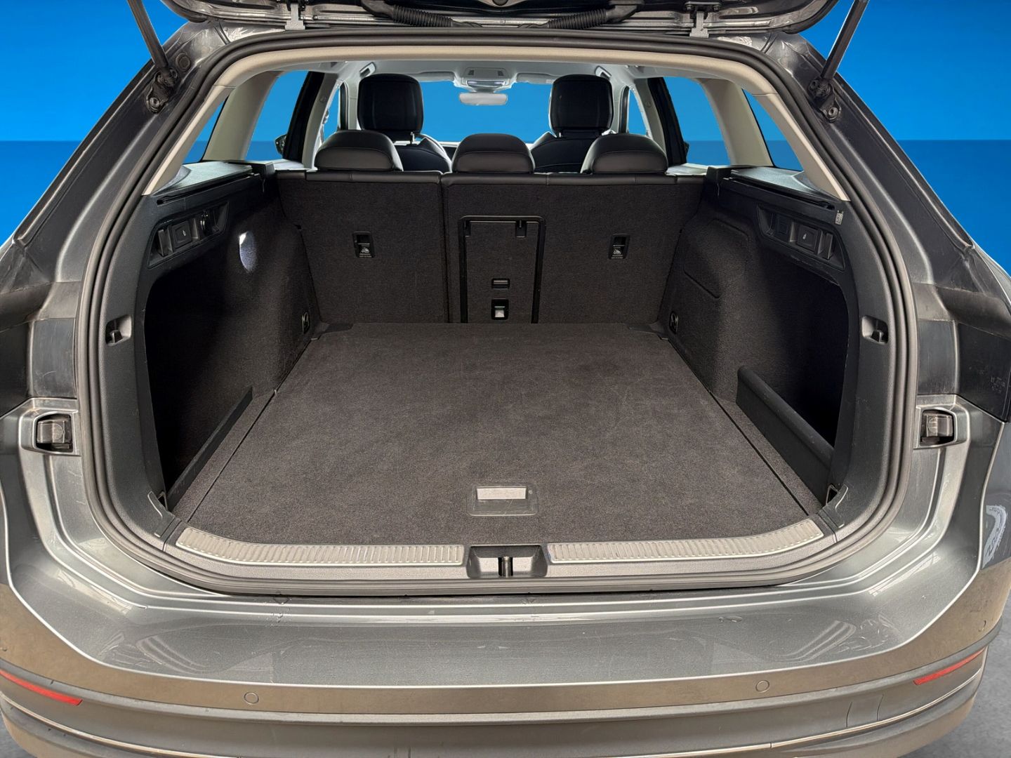 Fahrzeug 11 Fahrzeugabbildung Volkswagen Passat 2.0 TDI Business Rear View Climatronic