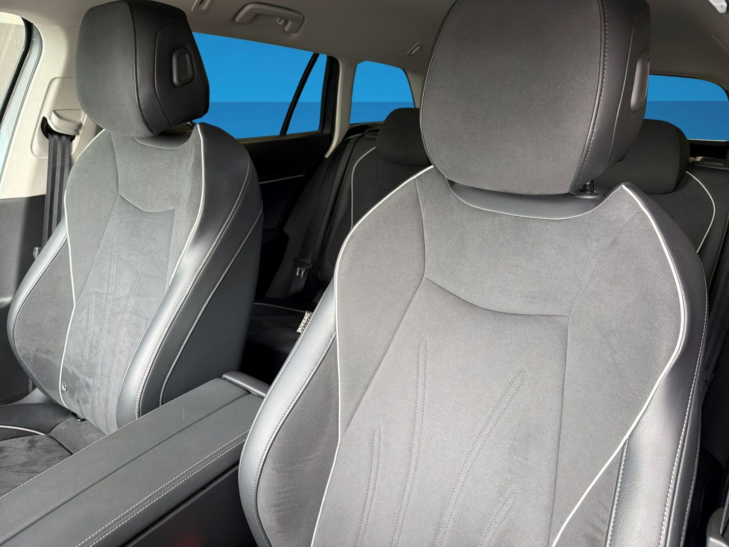 Fahrzeug 15 Fahrzeugabbildung Volkswagen Passat 2.0 TDI Business Rear View Climatronic