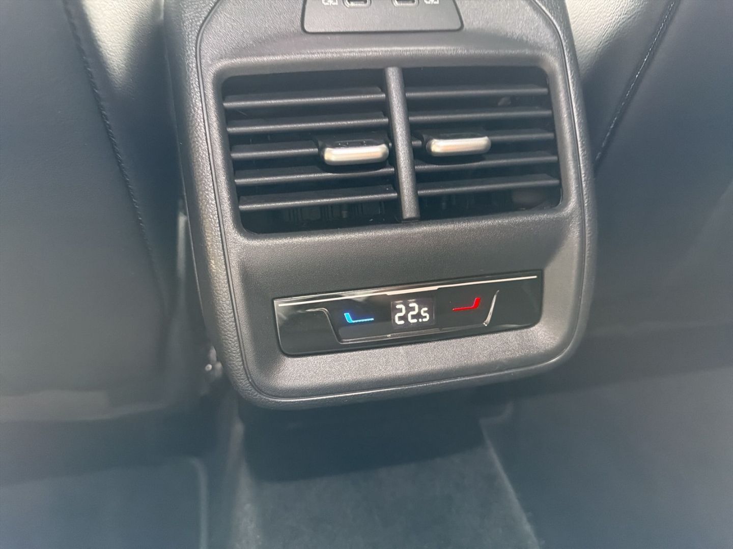 Fahrzeug 16 Fahrzeugabbildung Volkswagen Passat 2.0 TDI Business Rear View Climatronic