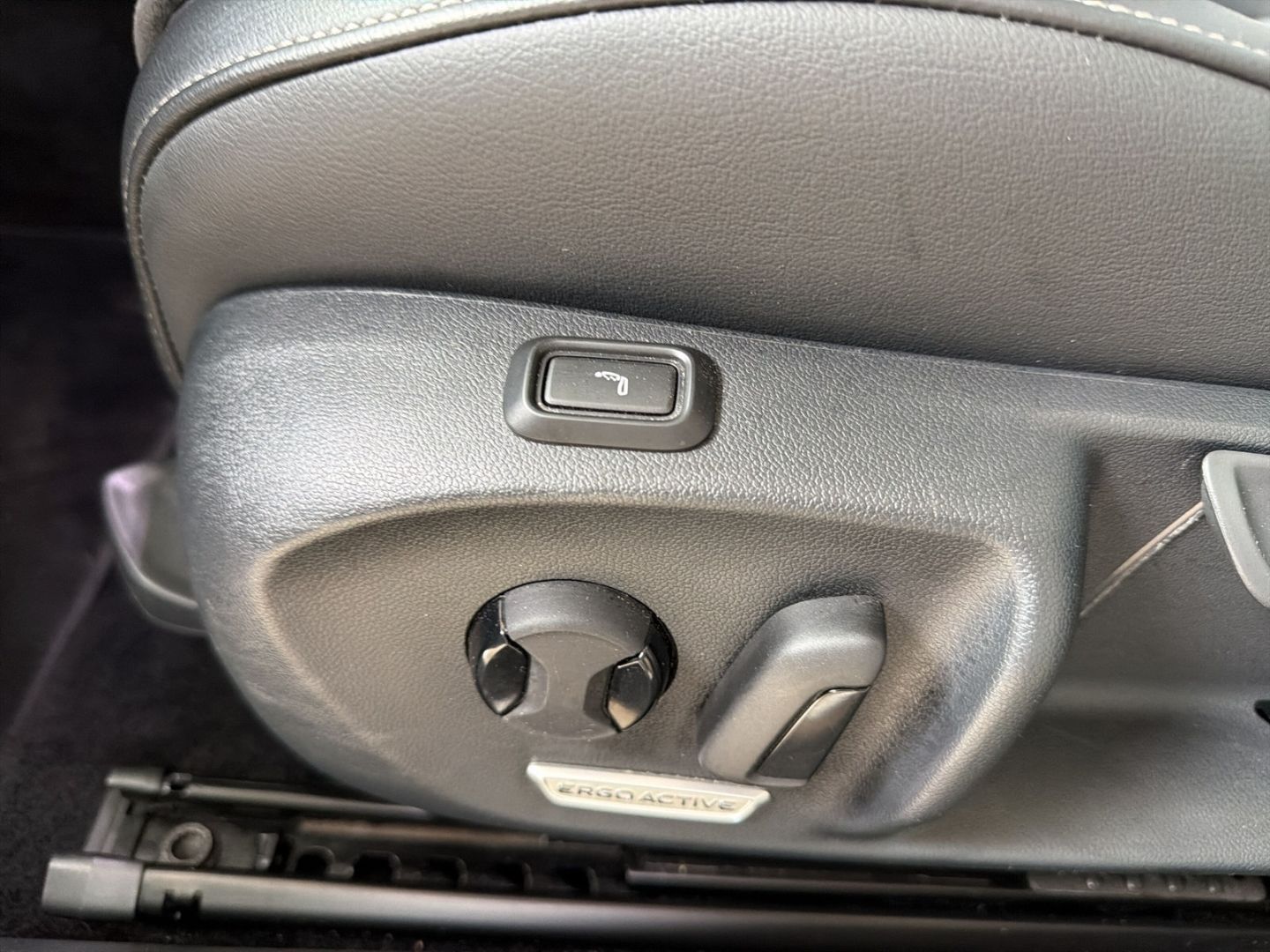 Fahrzeug 17 Fahrzeugabbildung Volkswagen Passat 2.0 TDI Business Rear View Climatronic