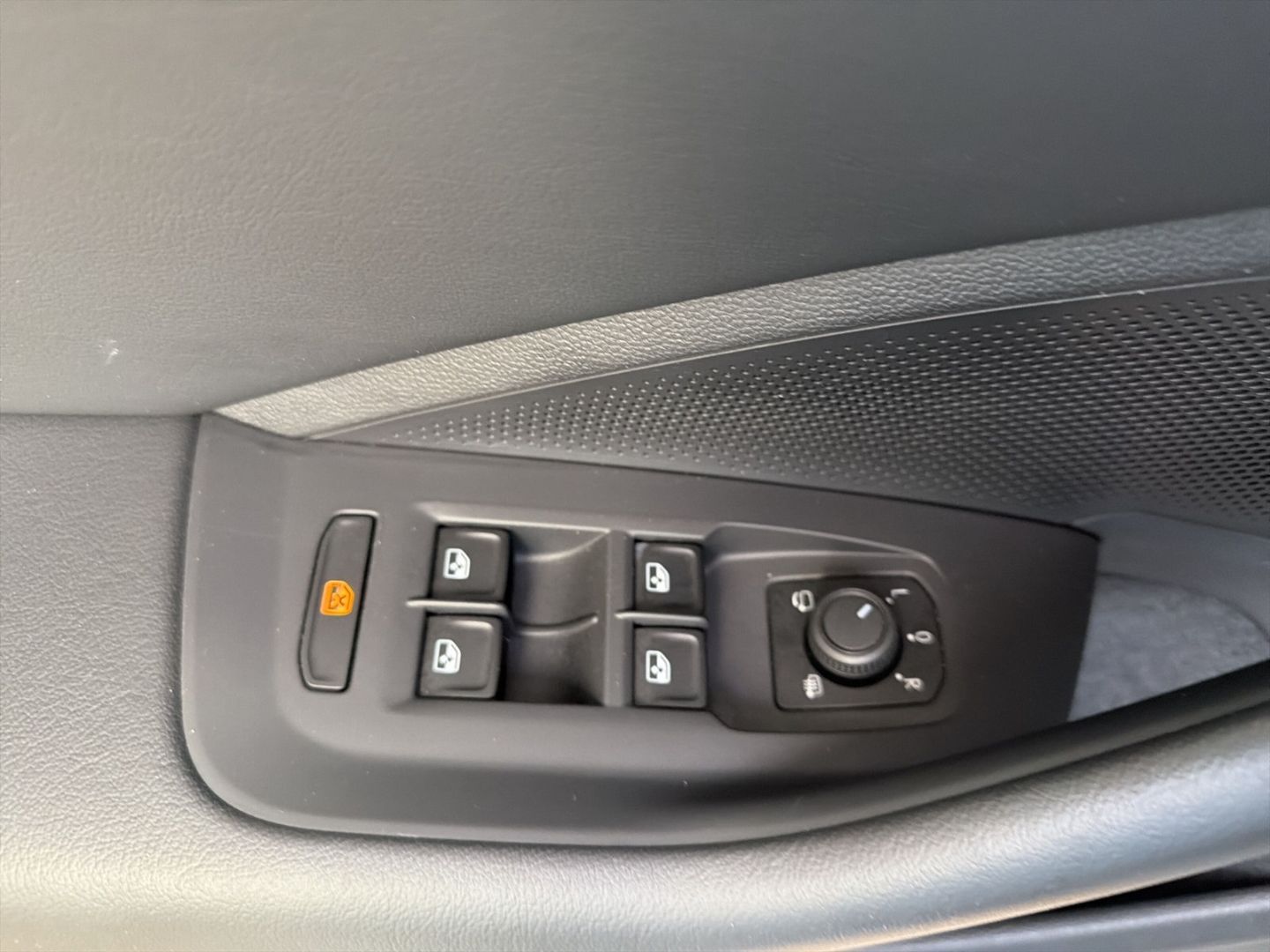 Fahrzeug 18 Fahrzeugabbildung Volkswagen Passat 2.0 TDI Business Rear View Climatronic