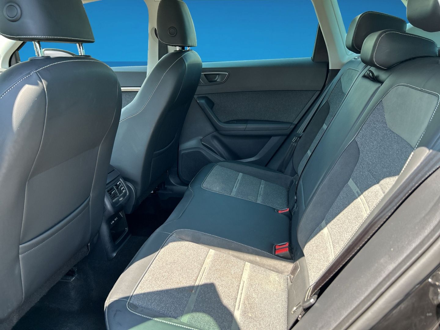Fahrzeugabbildung SEAT Ateca 1.5 TSI Xperience Navi Leder Digitales Coc - mit KI generiert/bearbeitet