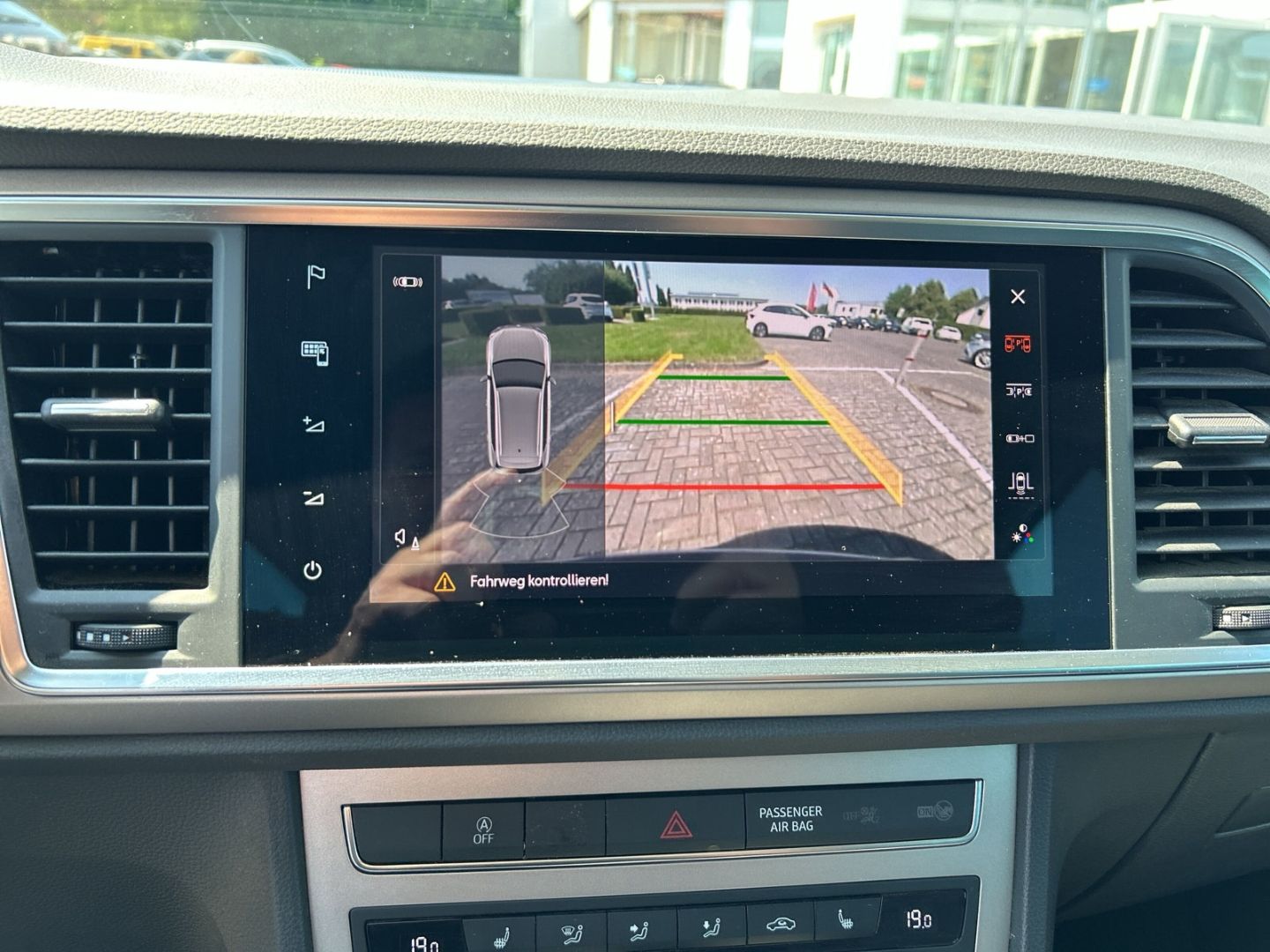 Fahrzeugabbildung SEAT Ateca 1.5 TSI Xperience Navi Leder Digitales Coc - mit KI generiert/bearbeitet