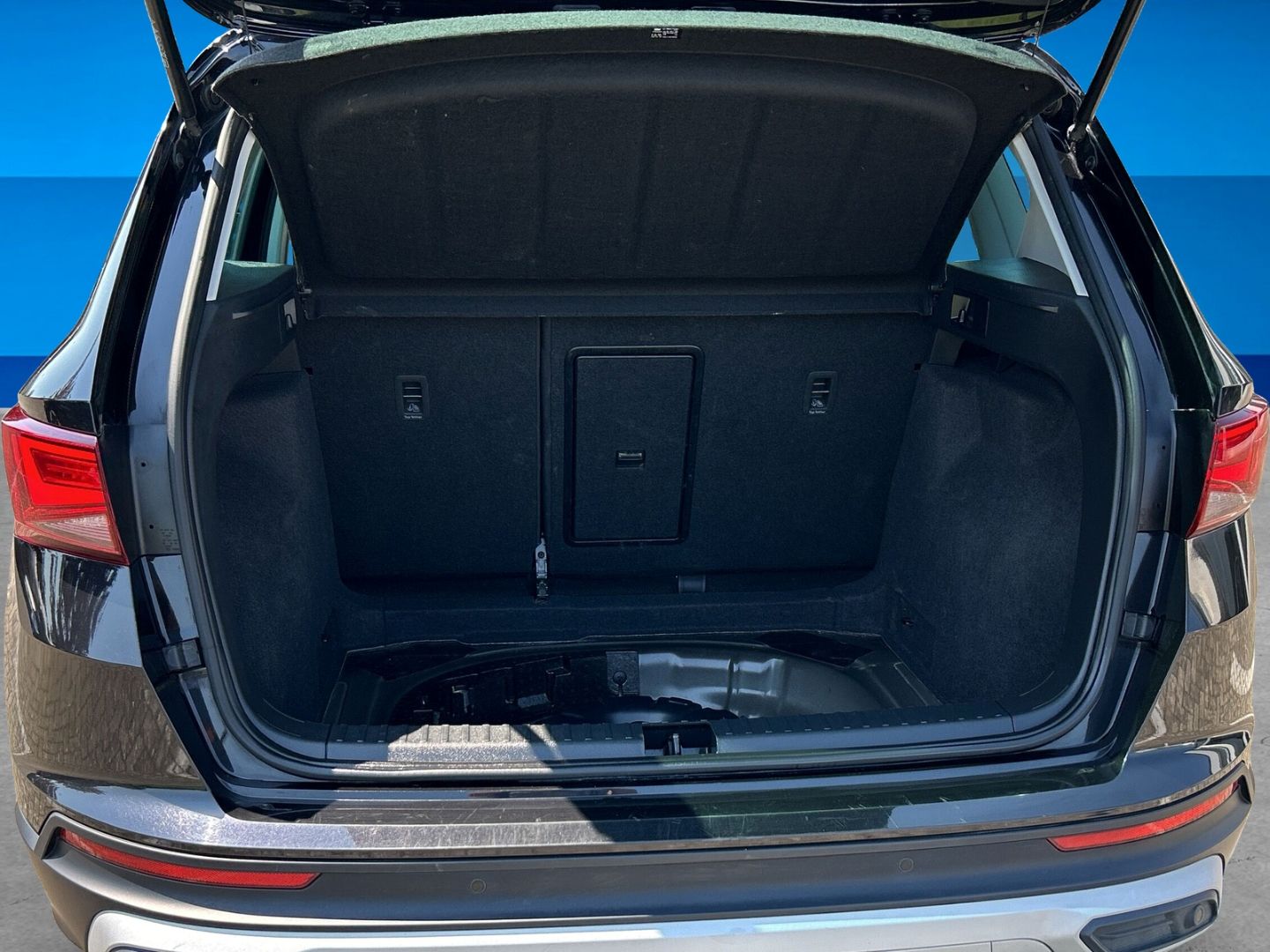 Fahrzeugabbildung SEAT Ateca 1.5 TSI Xperience Navi Leder Digitales Coc - mit KI generiert/bearbeitet