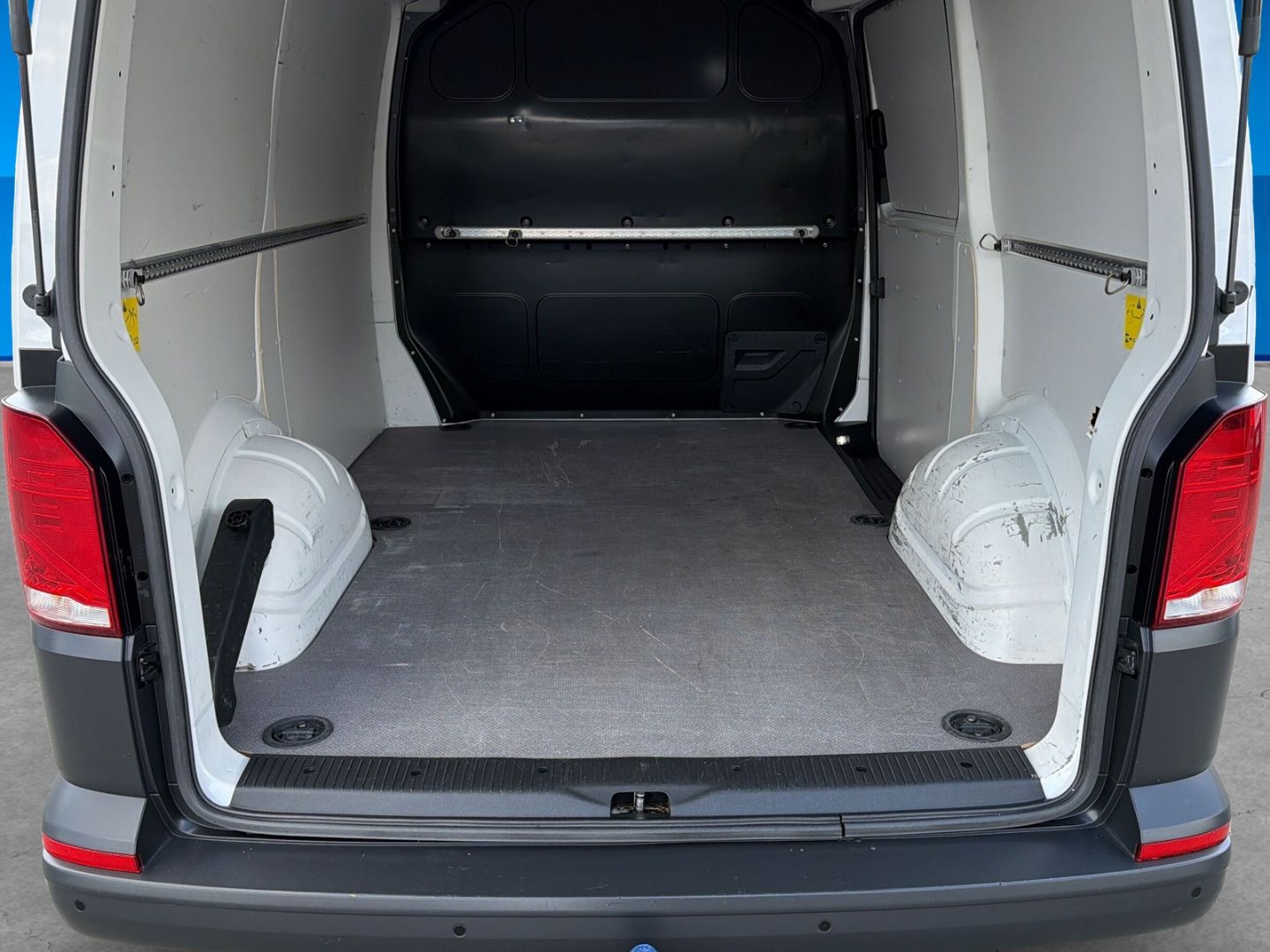 Fahrzeug 11 Fahrzeugabbildung Volkswagen T6.1 Kasten 2.0 TDI L1H1 Rear View AHK Klima