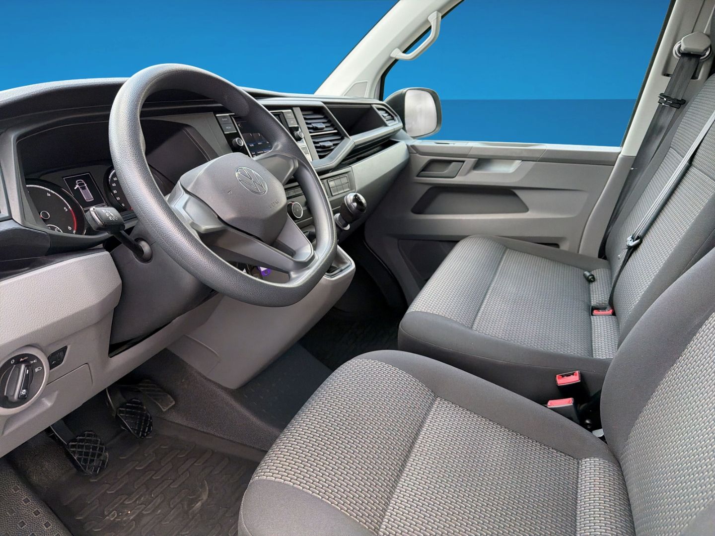 Fahrzeug 12 Fahrzeugabbildung Volkswagen T6.1 Kasten 2.0 TDI L1H1 Rear View AHK Klima