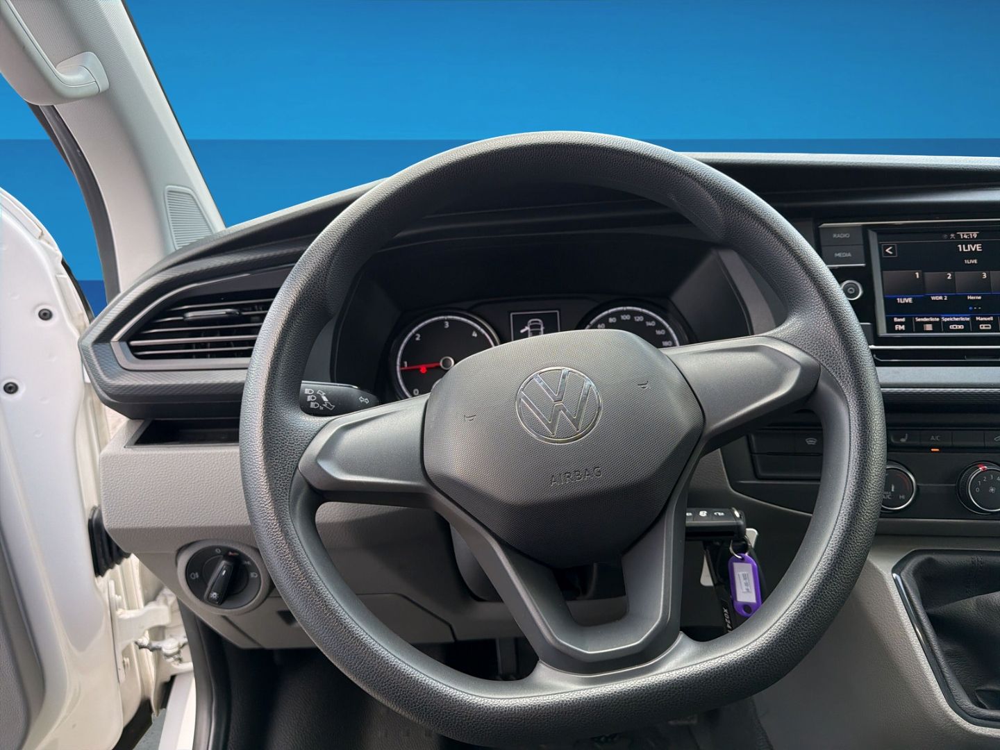 Fahrzeug 13 Fahrzeugabbildung Volkswagen T6.1 Kasten 2.0 TDI L1H1 Rear View AHK Klima