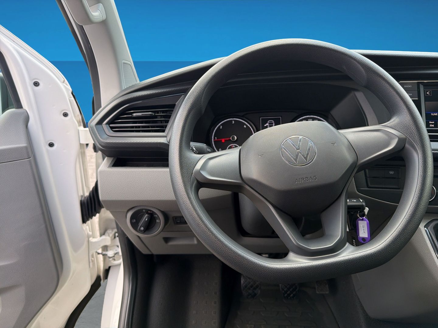 Fahrzeug 14 Fahrzeugabbildung Volkswagen T6.1 Kasten 2.0 TDI L1H1 Rear View AHK Klima