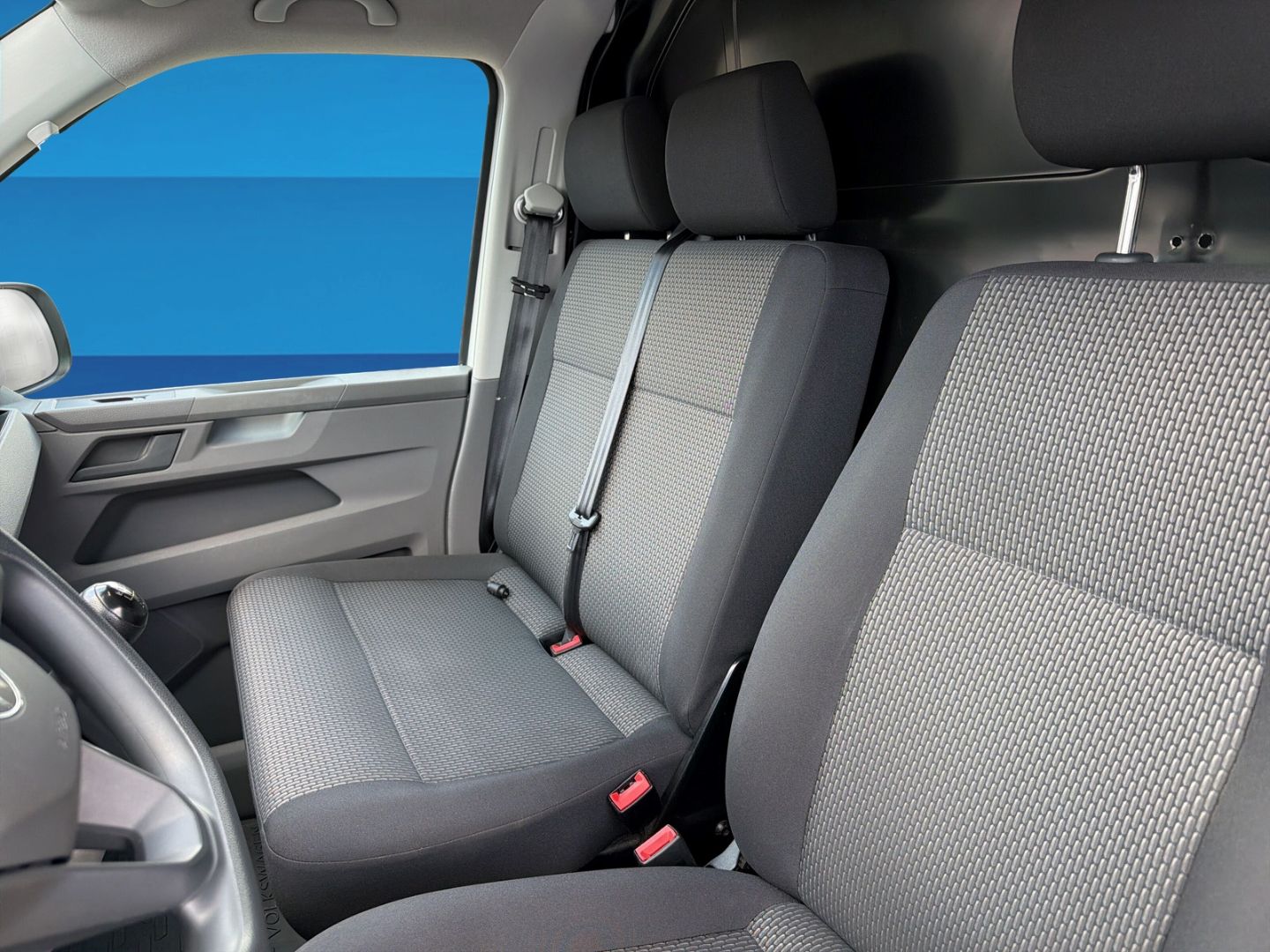 Fahrzeug 15 Fahrzeugabbildung Volkswagen T6.1 Kasten 2.0 TDI L1H1 Rear View AHK Klima