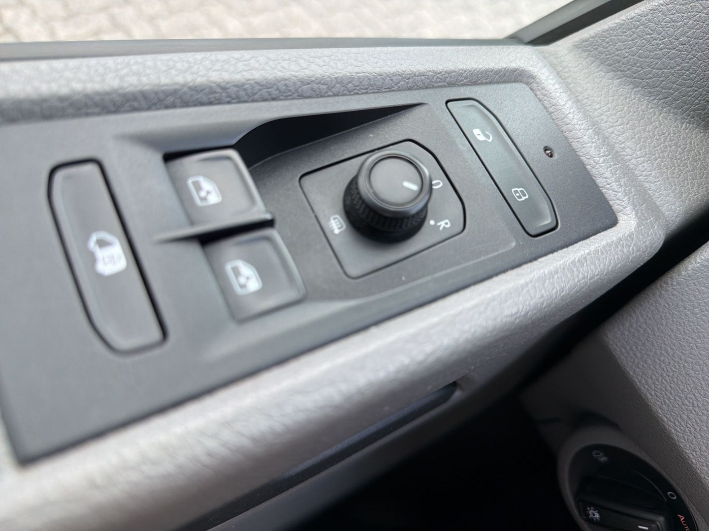 Fahrzeug 17 Fahrzeugabbildung Volkswagen T6.1 Kasten 2.0 TDI L1H1 Rear View AHK Klima