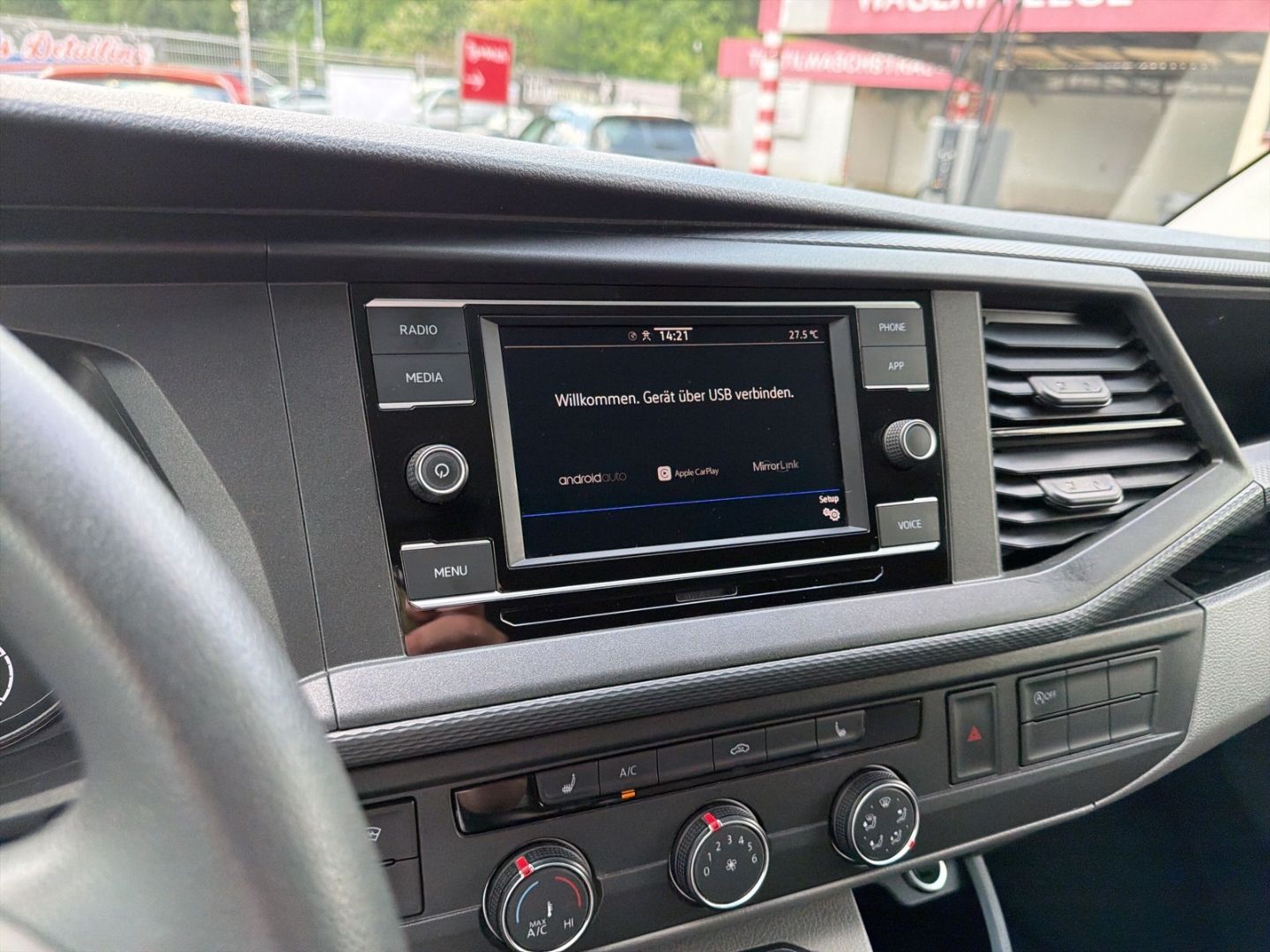 Fahrzeug 19 Fahrzeugabbildung Volkswagen T6.1 Kasten 2.0 TDI L1H1 Rear View AHK Klima