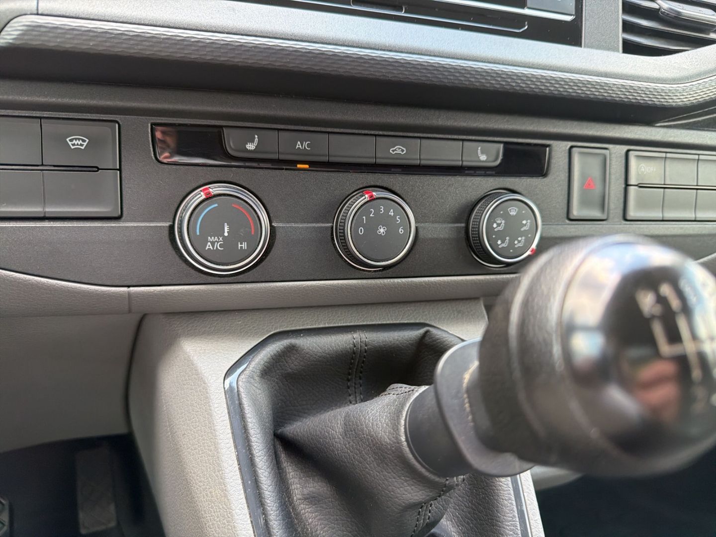 Fahrzeug 20 Fahrzeugabbildung Volkswagen T6.1 Kasten 2.0 TDI L1H1 Rear View AHK Klima