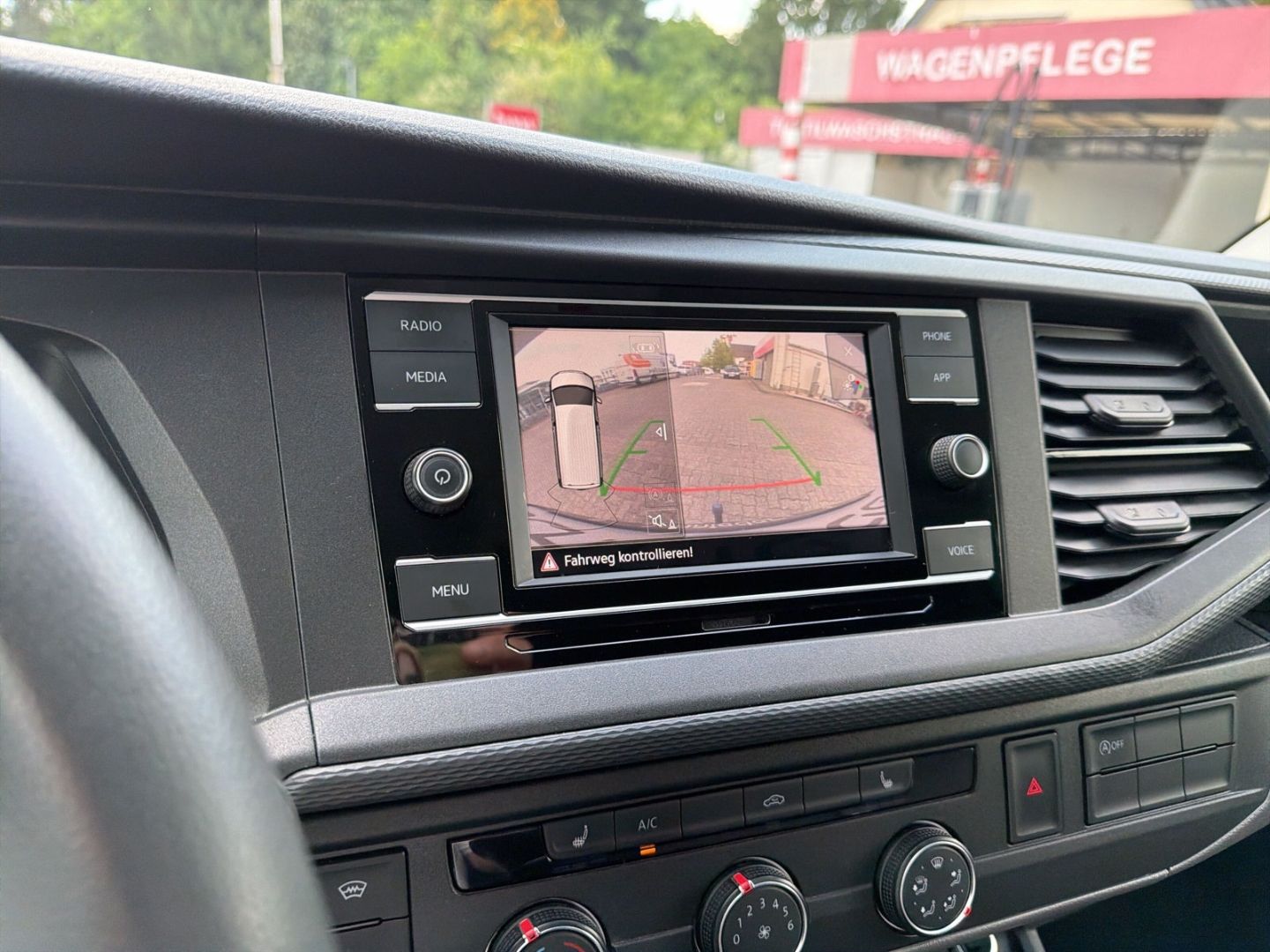 Fahrzeug 21 Fahrzeugabbildung Volkswagen T6.1 Kasten 2.0 TDI L1H1 Rear View AHK Klima