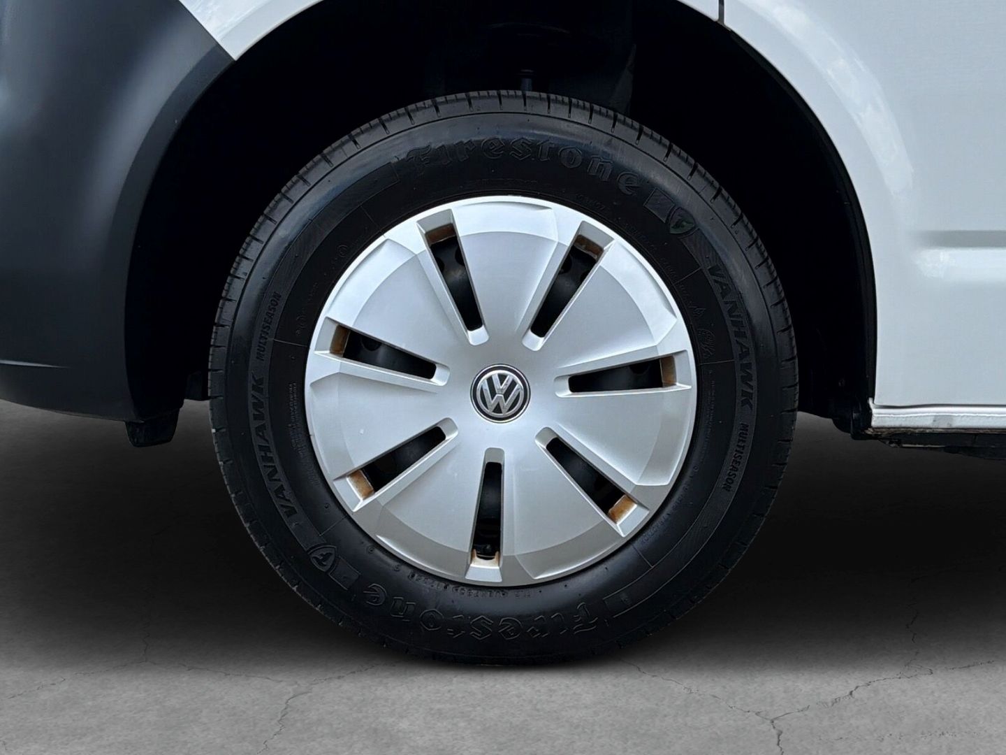 Fahrzeug 10 Fahrzeugabbildung Volkswagen T6.1 Kasten 2.0 TDI L1H1 Rear View AHK Klima
