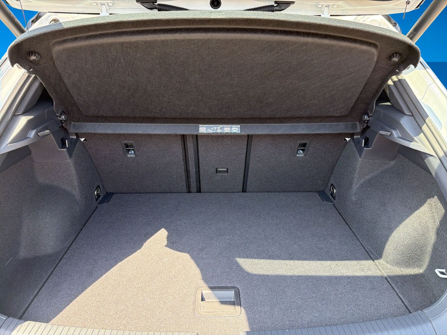 Fahrzeugabbildung Volkswagen T-Roc 1.5 TSI DSG R-Line Sport Rear View Navi