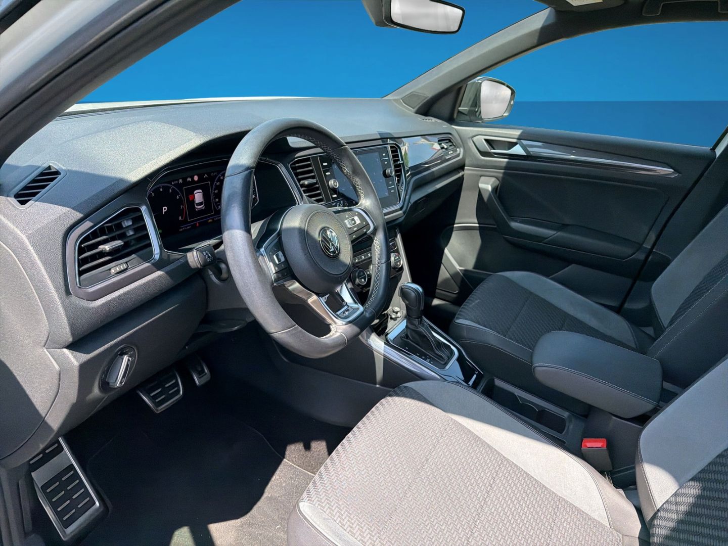 Fahrzeugabbildung Volkswagen T-Roc 1.5 TSI DSG R-Line Sport Rear View Navi