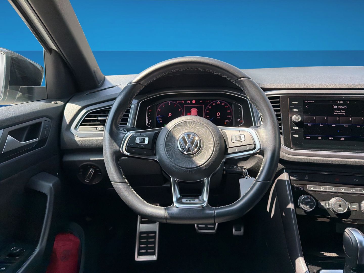 Fahrzeugabbildung Volkswagen T-Roc 1.5 TSI DSG R-Line Sport Rear View Navi