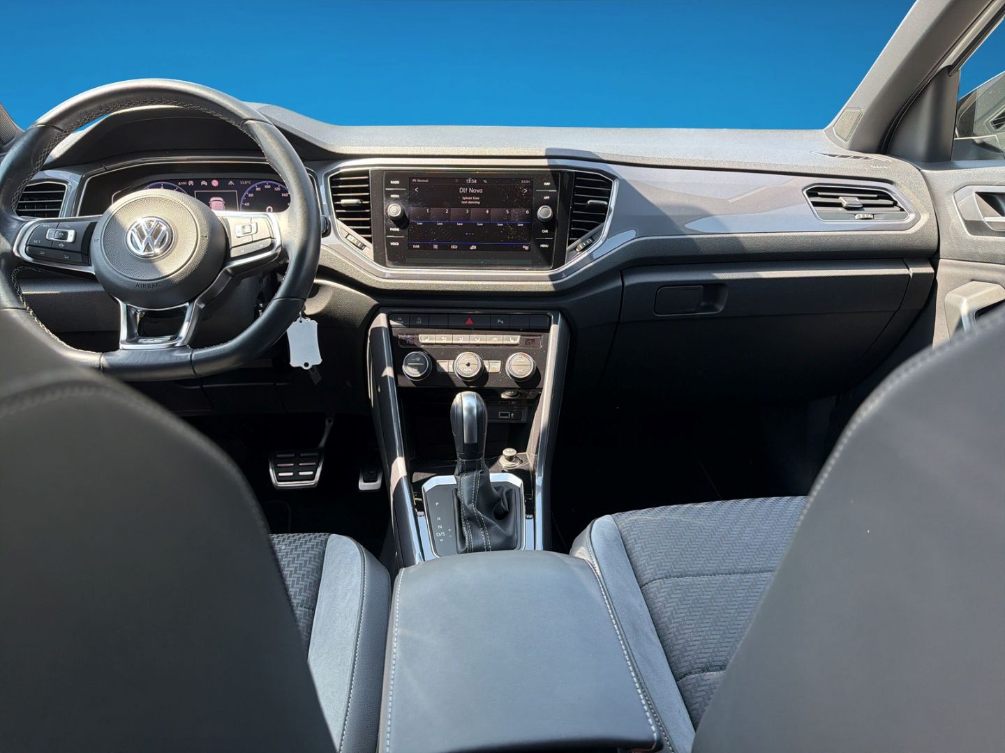 Fahrzeugabbildung Volkswagen T-Roc 1.5 TSI DSG R-Line Sport Rear View Navi