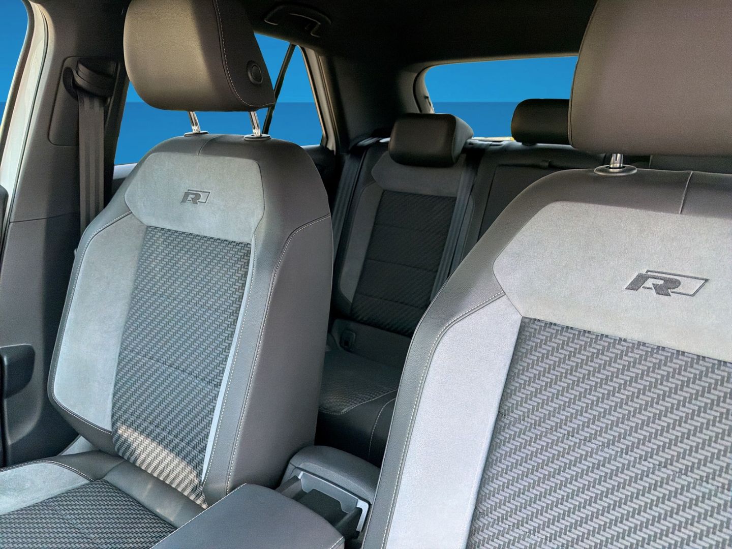 Fahrzeugabbildung Volkswagen T-Roc 1.5 TSI DSG R-Line Sport Rear View Navi