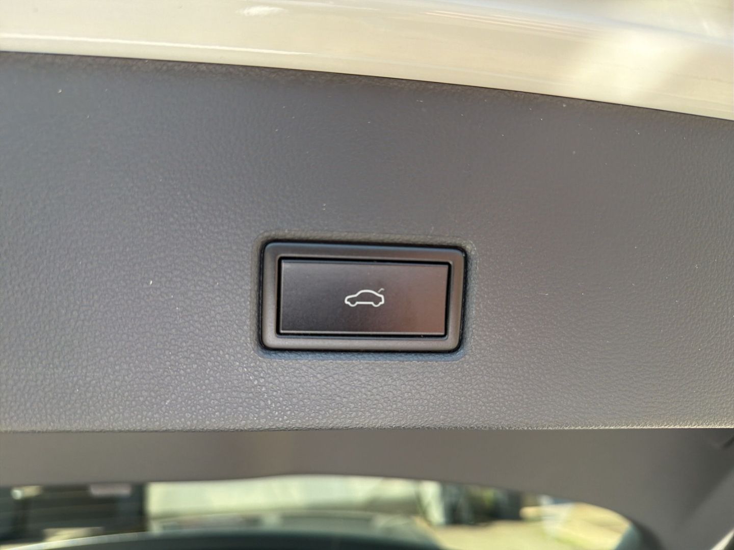Fahrzeugabbildung Volkswagen T-Roc 1.5 TSI DSG R-Line Sport Rear View Navi