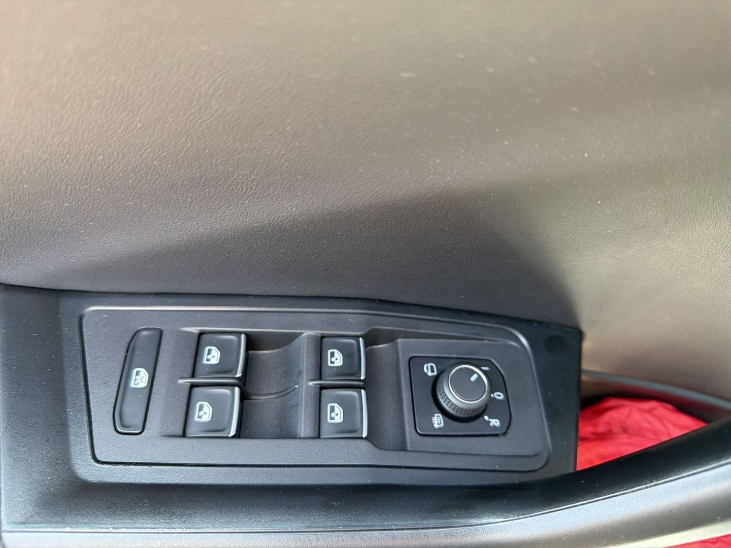 Fahrzeugabbildung Volkswagen T-Roc 1.5 TSI DSG R-Line Sport Rear View Navi