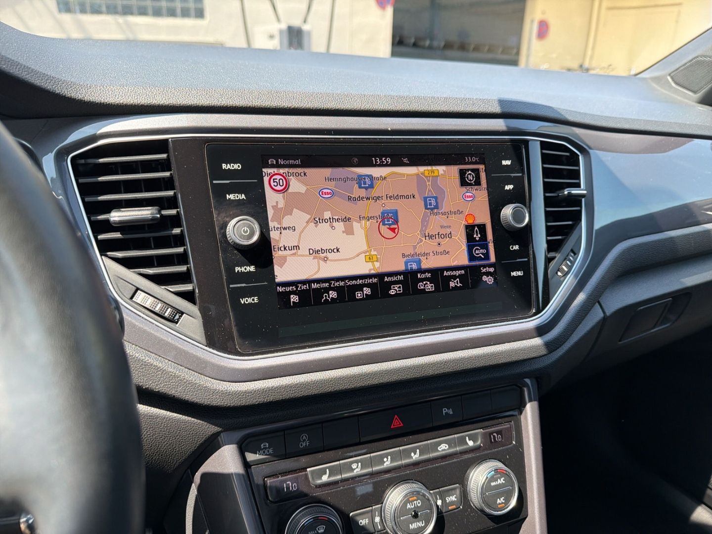 Fahrzeugabbildung Volkswagen T-Roc 1.5 TSI DSG R-Line Sport Rear View Navi
