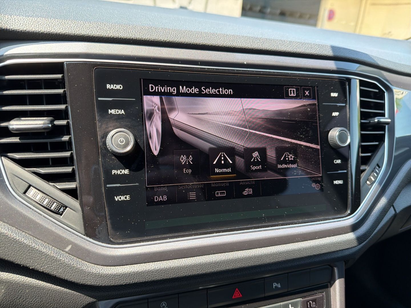 Fahrzeugabbildung Volkswagen T-Roc 1.5 TSI DSG R-Line Sport Rear View Navi