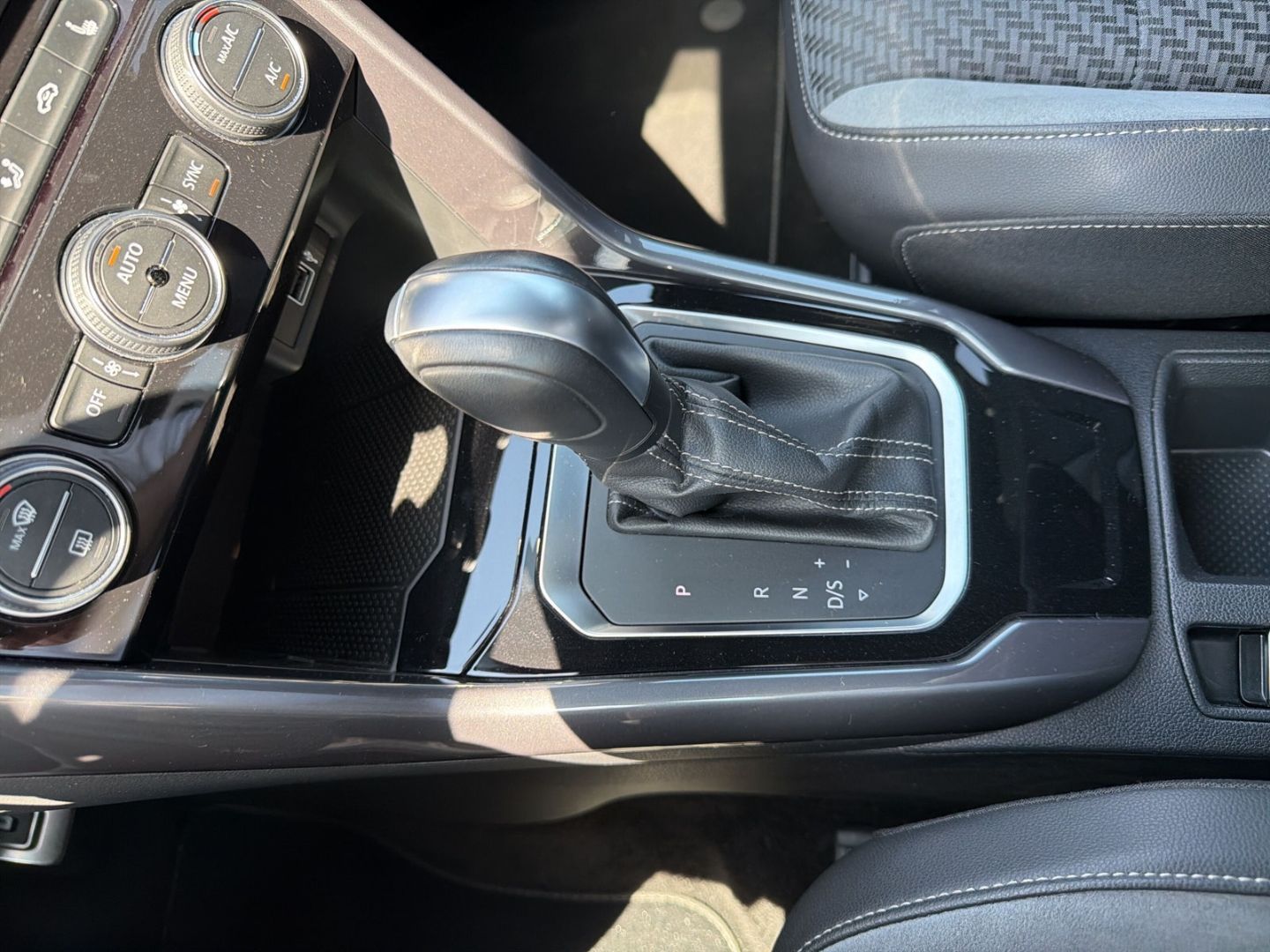 Fahrzeugabbildung Volkswagen T-Roc 1.5 TSI DSG R-Line Sport Rear View Navi