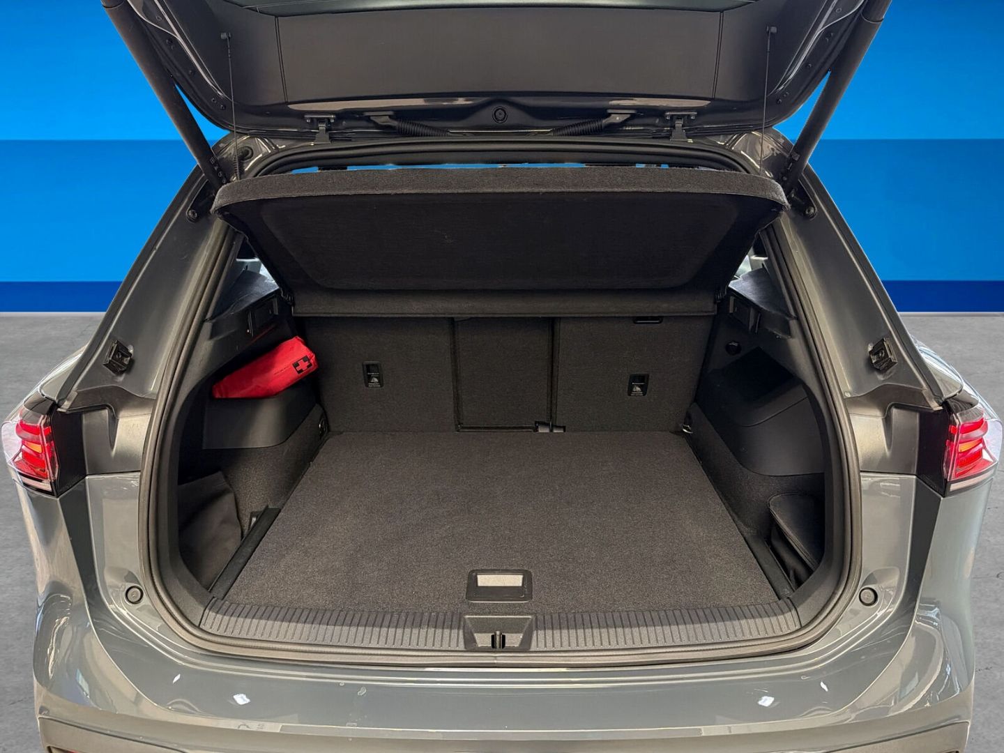 Fahrzeug 11 Fahrzeugabbildung Volkswagen Tiguan 1.5 eTSI Goal AHK IQ.LIGHT Rear View - mit KI generiert/bearbeitet