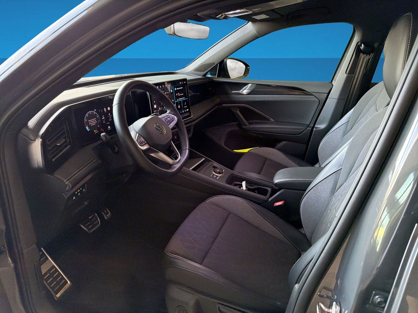 Fahrzeug 12 Fahrzeugabbildung Volkswagen Tiguan 1.5 eTSI Goal AHK IQ.LIGHT Rear View - mit KI generiert/bearbeitet
