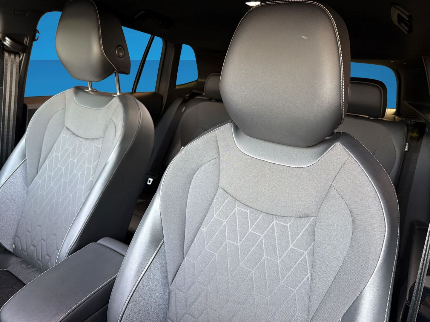 Fahrzeug 15 Fahrzeugabbildung Volkswagen Tiguan 1.5 eTSI Goal AHK IQ.LIGHT Rear View - mit KI generiert/bearbeitet