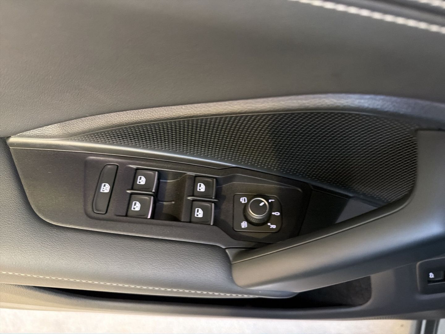 Fahrzeug 18 Fahrzeugabbildung Volkswagen Tiguan 1.5 eTSI Goal AHK IQ.LIGHT Rear View - mit KI generiert/bearbeitet
